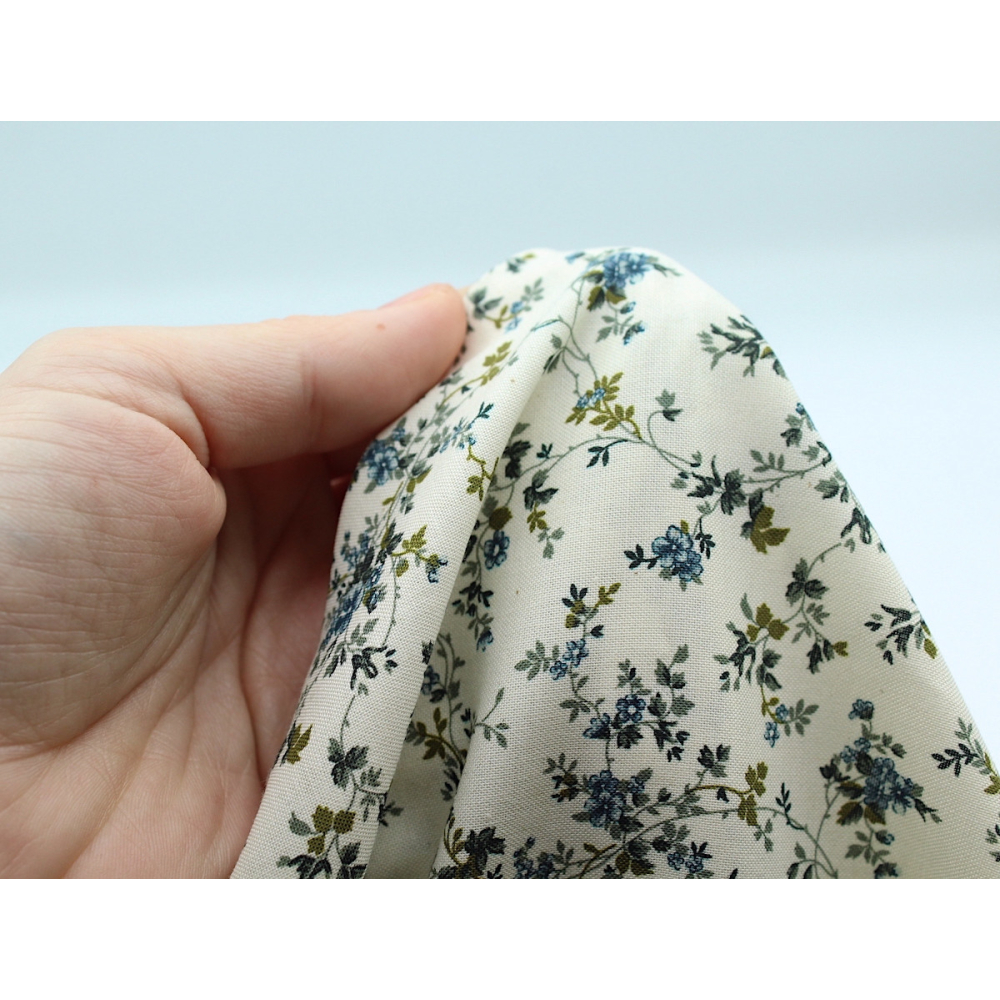 Popeline de coton fine et douce organique fond ivoire imprimé fleuri bleu vert