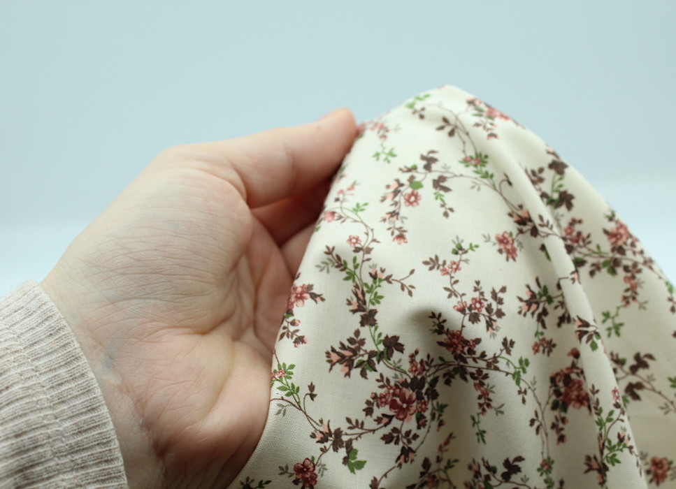 Popeline fine et douce coton organique fond ivoire imprimé fleuri vieux rose