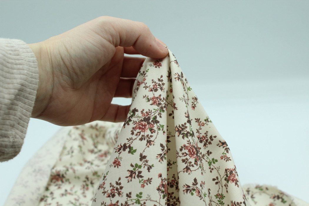 Popeline fine et douce coton organique fond ivoire imprimé fleuri vieux rose