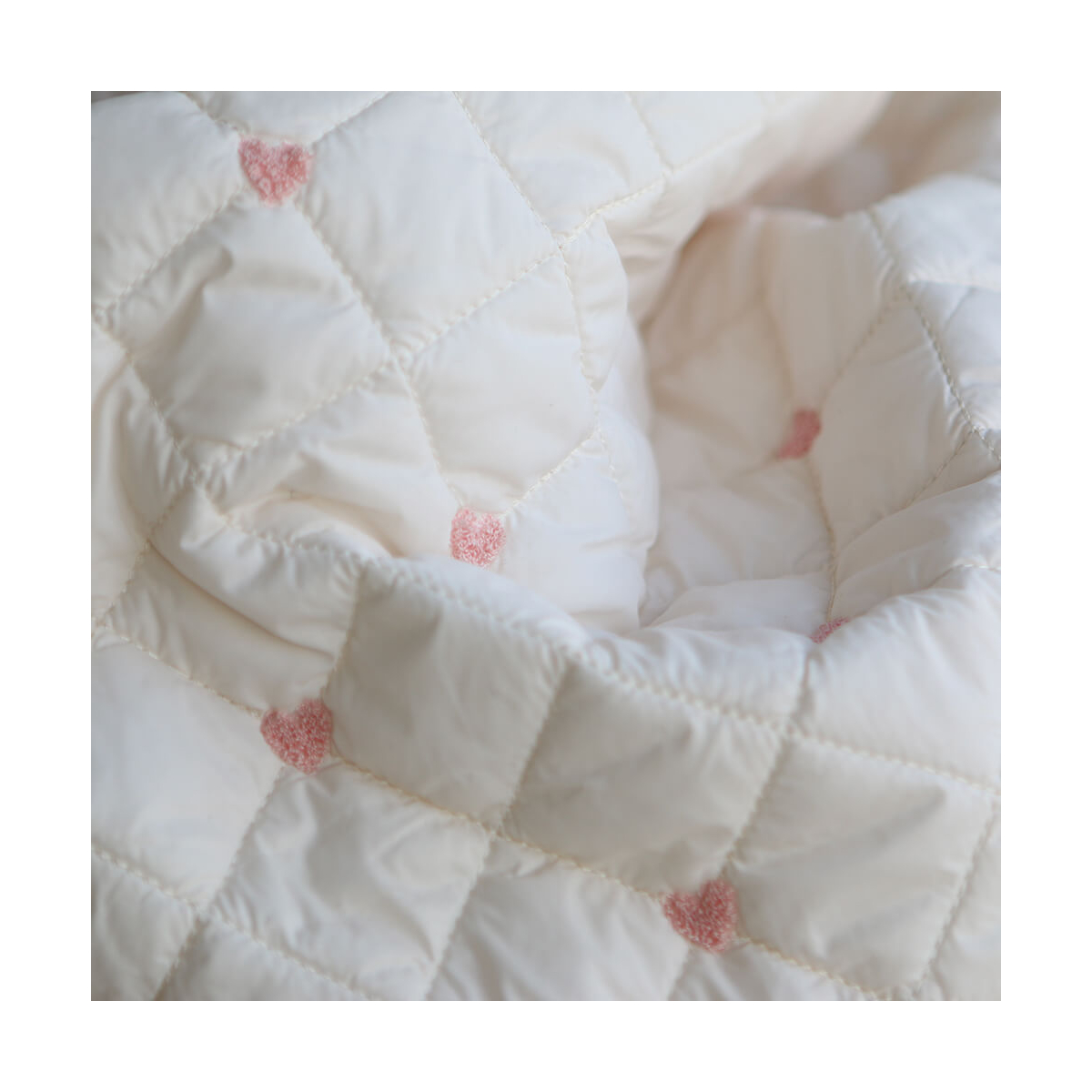 Cora - Matelassé doux et souple coeurs brodés rose