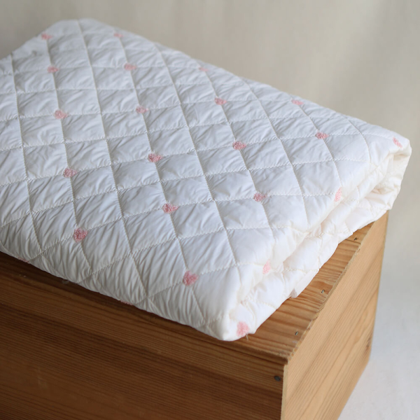 Cora - Matelassé doux et souple coeurs brodés rose