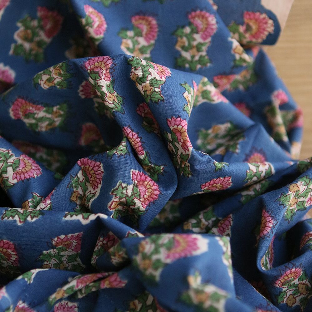 Saanvi B - Tissu indien en coton imprimé main, hand block fleuri sur fond bleu