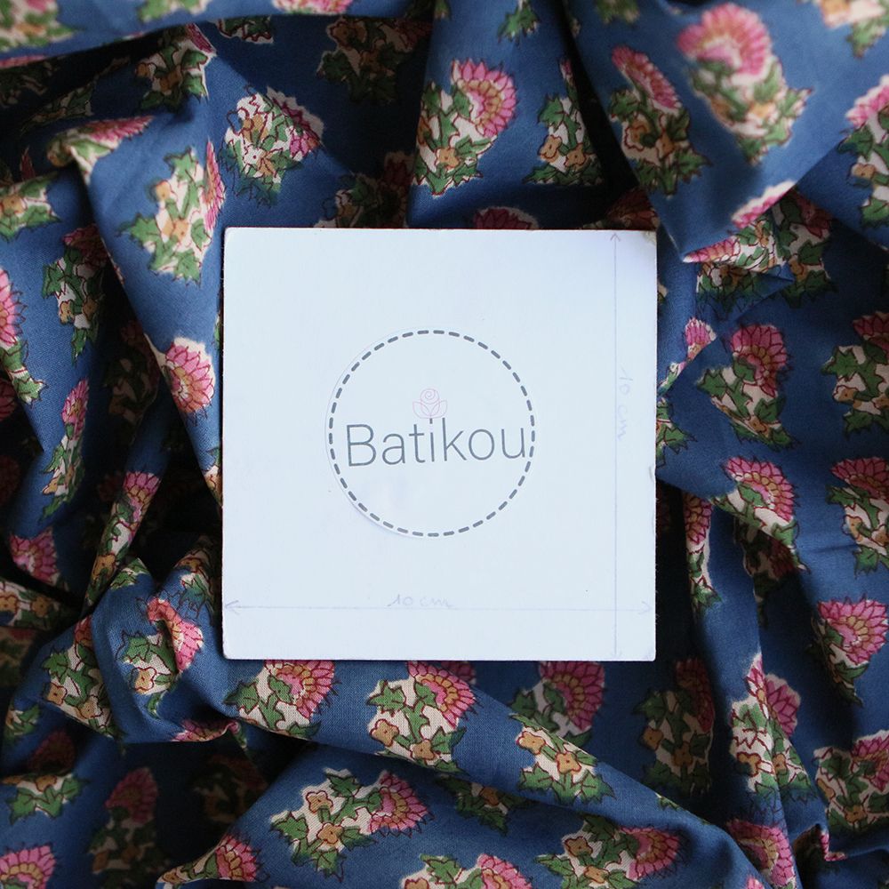 Saanvi B - Tissu indien en coton imprimé main, hand block fleuri sur fond bleu