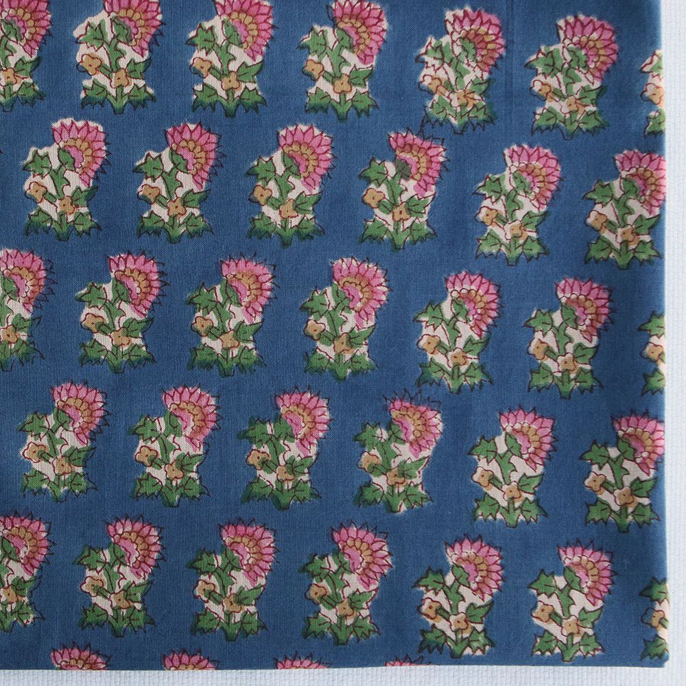 Saanvi B - Tissu indien en coton imprimé main, hand block fleuri sur fond bleu