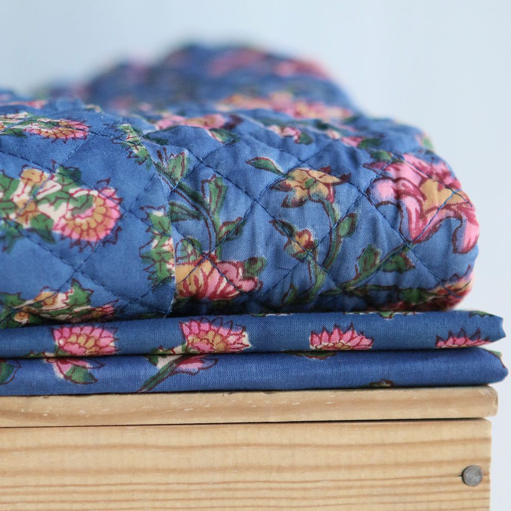 Saanvi B - Tissu indien en coton imprimé main, hand block fleuri sur fond bleu