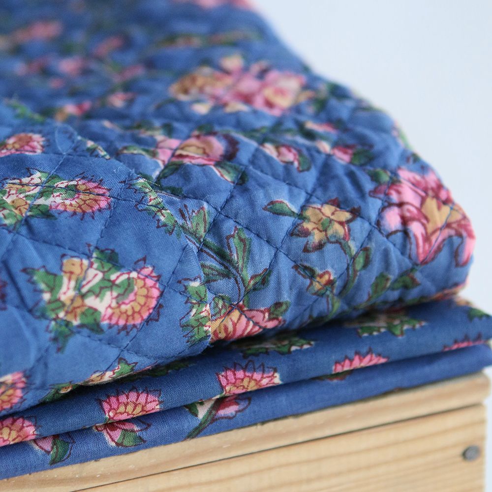 Saanvi B - Tissu indien en coton imprimé main, hand block fleuri sur fond bleu