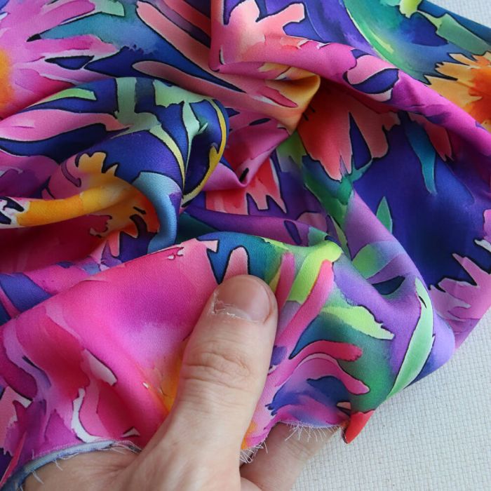 Zinzolin - Viscose satinée imprimé grand fleuri violet