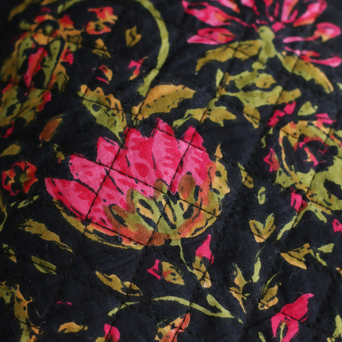 Misha - Tissu indien matelassé double face hand block noir floral rose et kaki