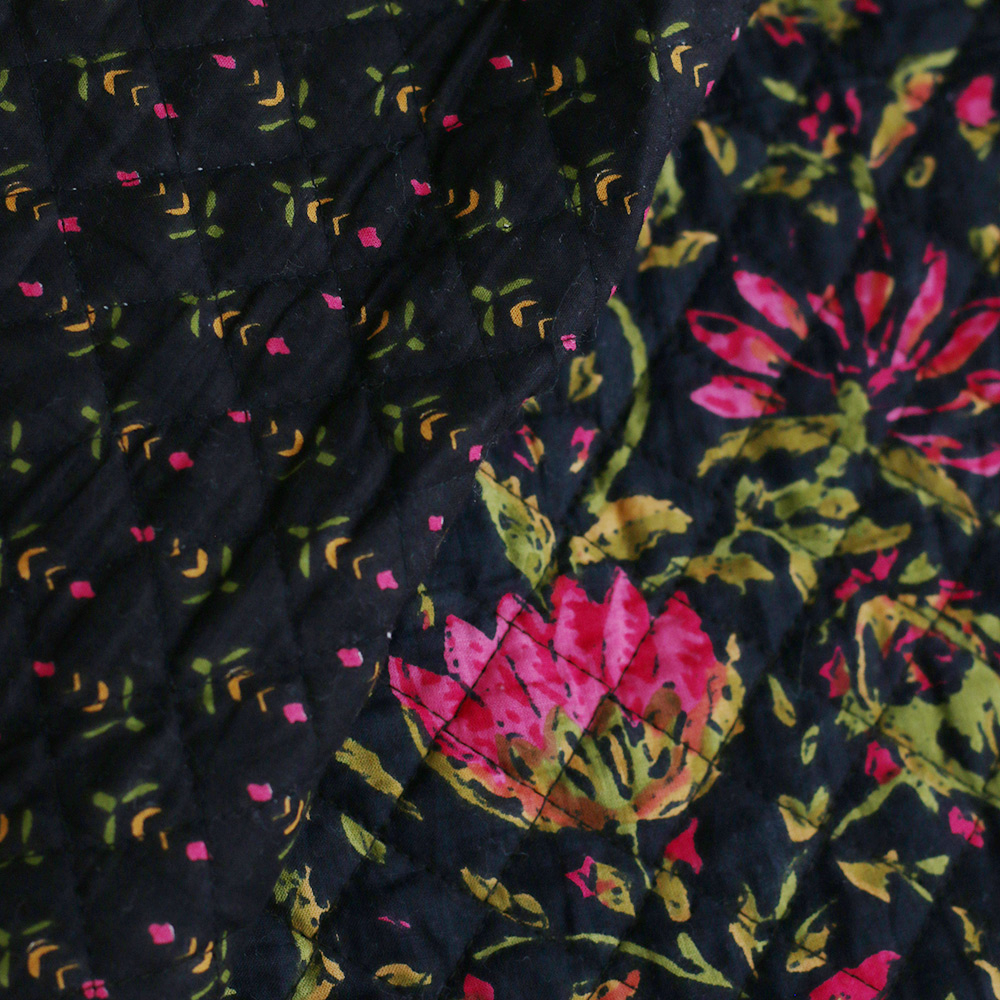 Misha - Tissu indien matelassé double face hand block noir floral rose et kaki