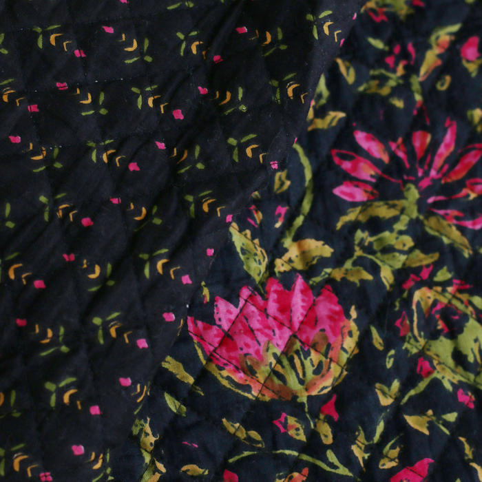 Misha - Tissu indien matelassé double face hand block noir floral rose et kaki