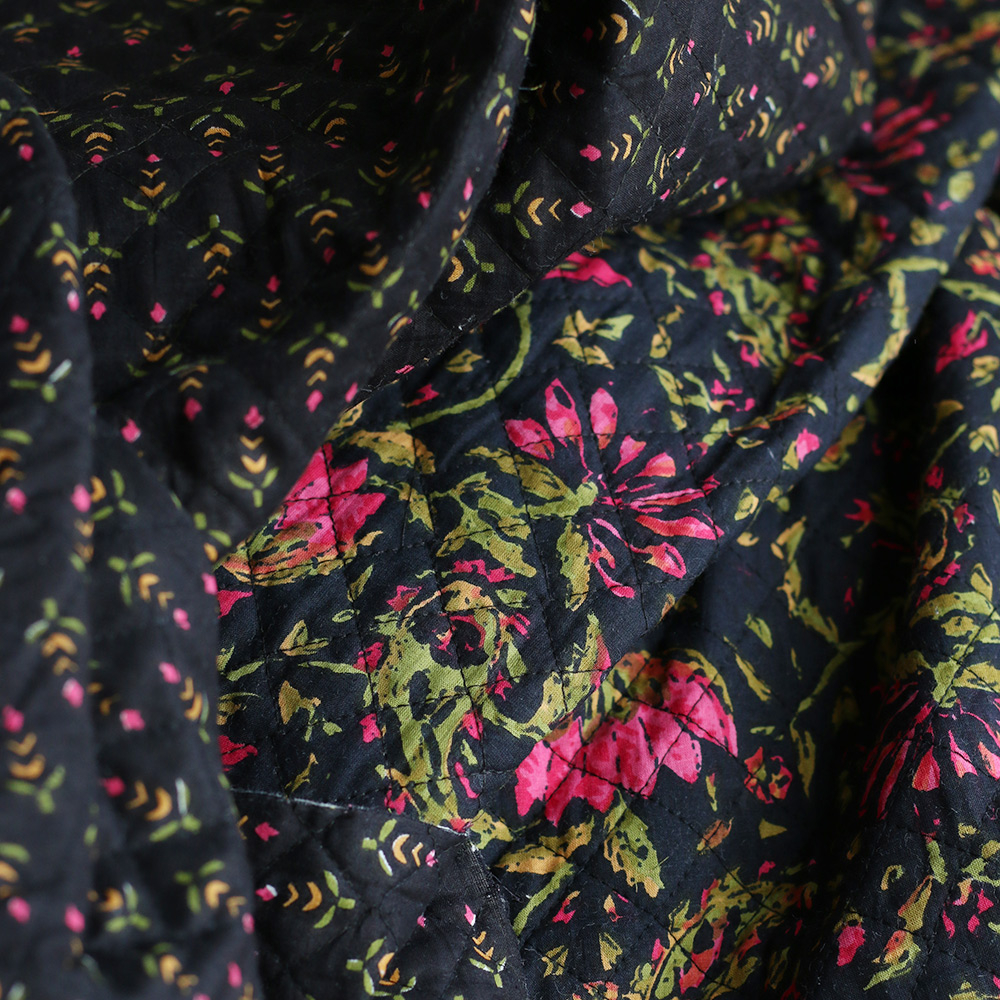 Misha - Tissu indien matelassé double face hand block noir floral rose et kaki