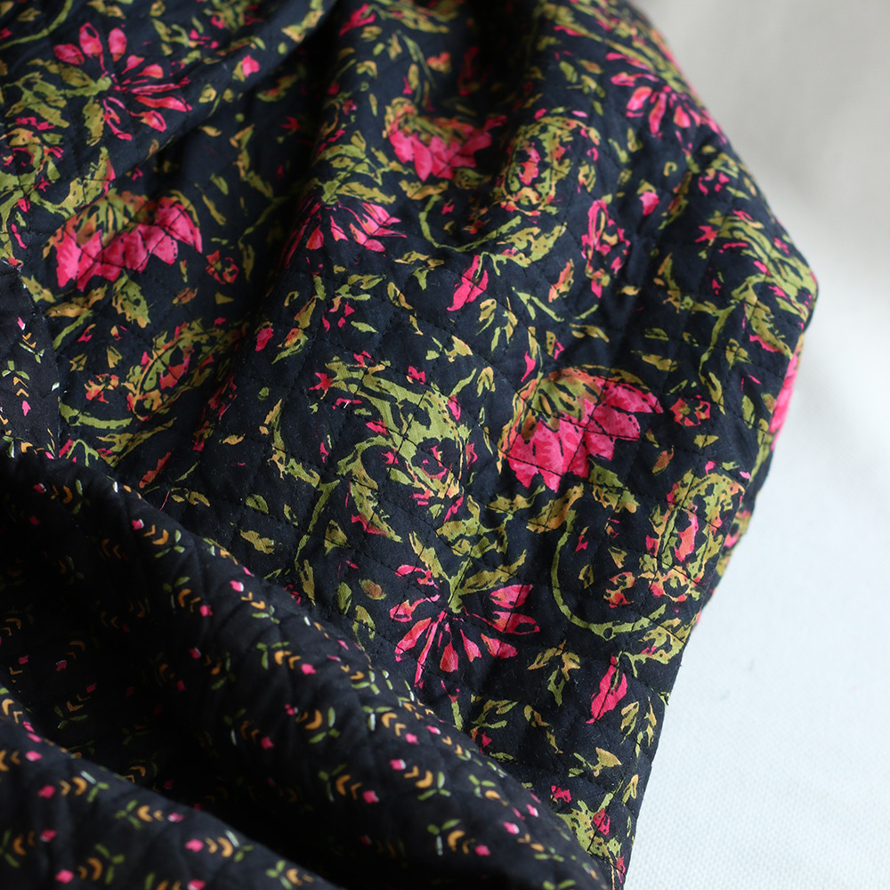 Misha - Tissu indien matelassé double face hand block noir floral rose et kaki