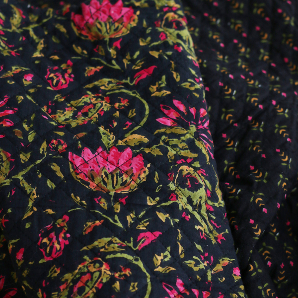 Tissu indien matelassé double face Misha noir floral rose kaki en carrés