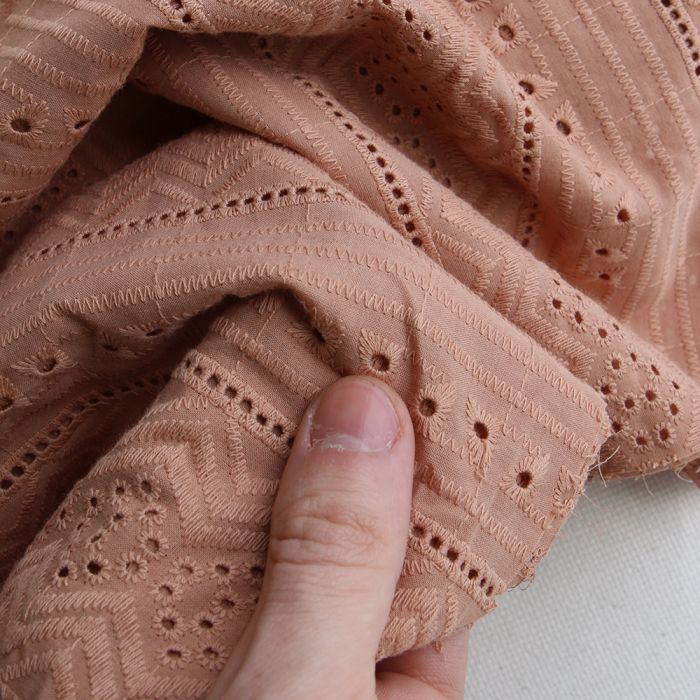 Voile de coton broderie anglaise coloris marron glacé