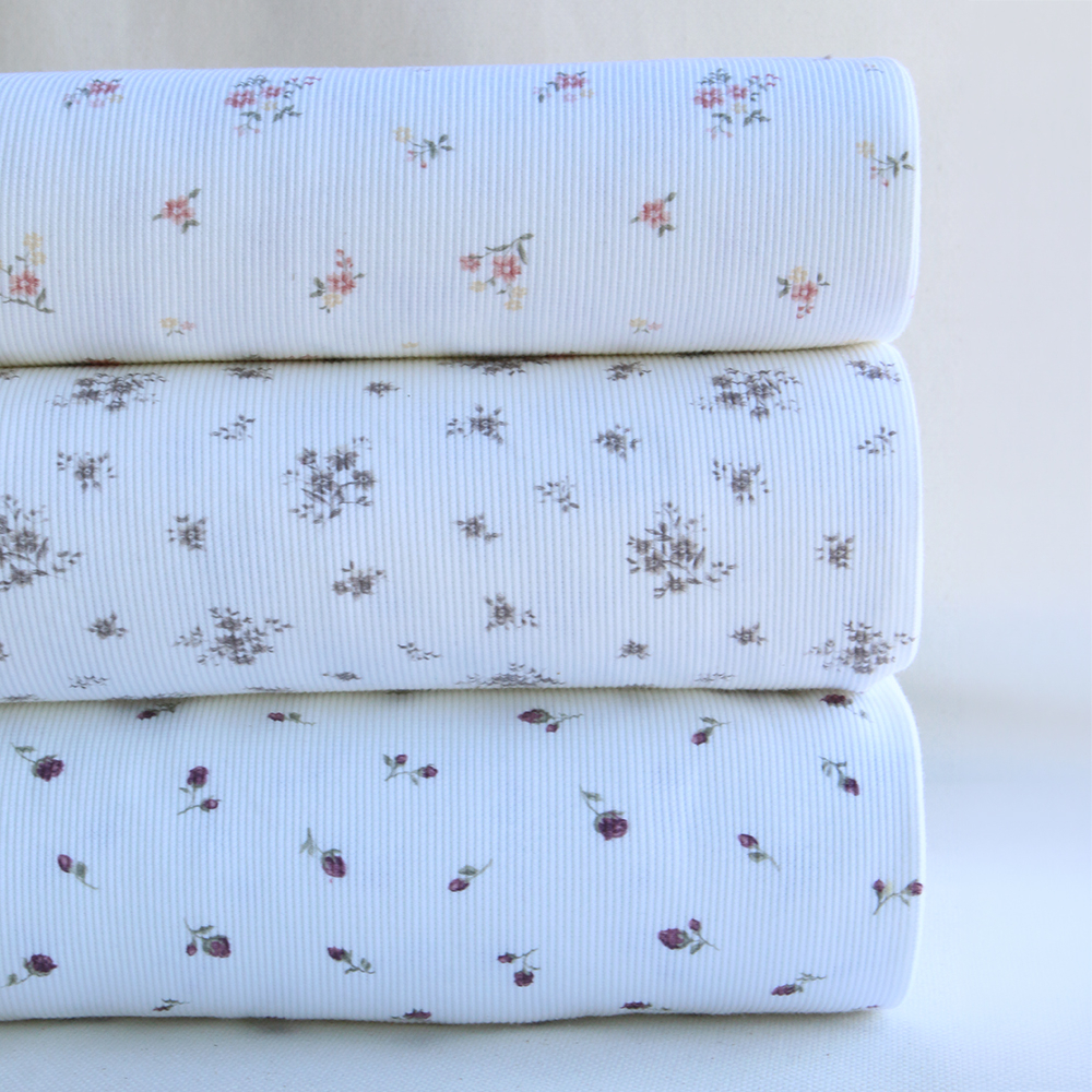 Jersey coton côtes fines motif fleuri taupe milk | Tissu Batikou