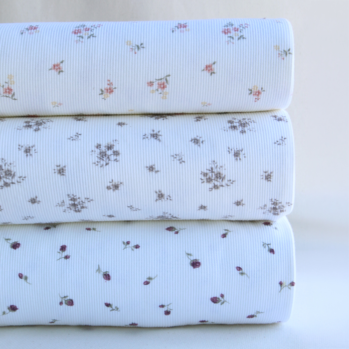 Jersey coton côtes fines motif fleuri taupe milk | Tissu Batikou