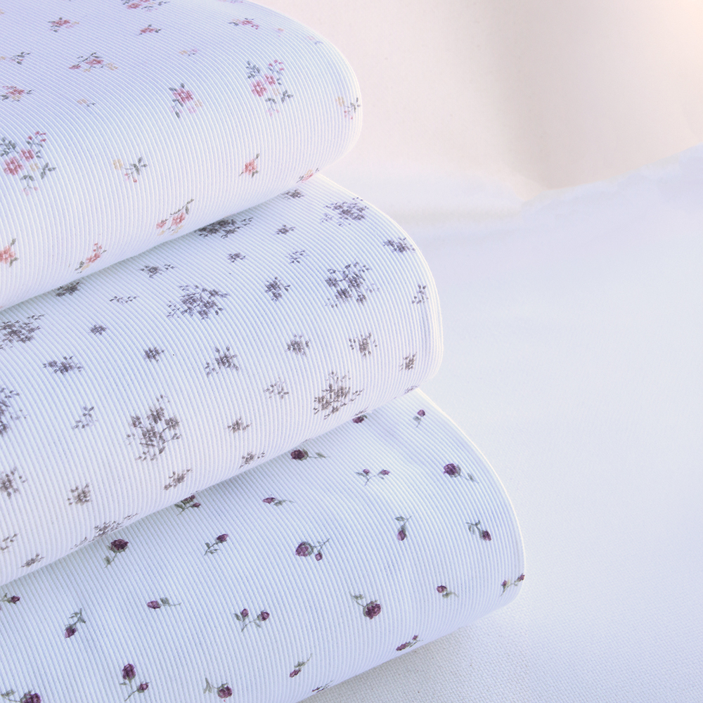 Jersey coton côtes fines motif fleuri taupe milk | Tissu Batikou