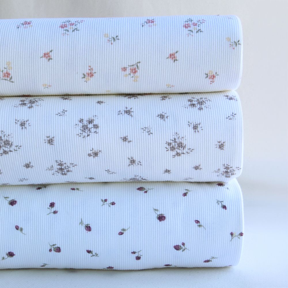 Jersey coton côtes fines à motif fleuri bois de rose fond blanc lait