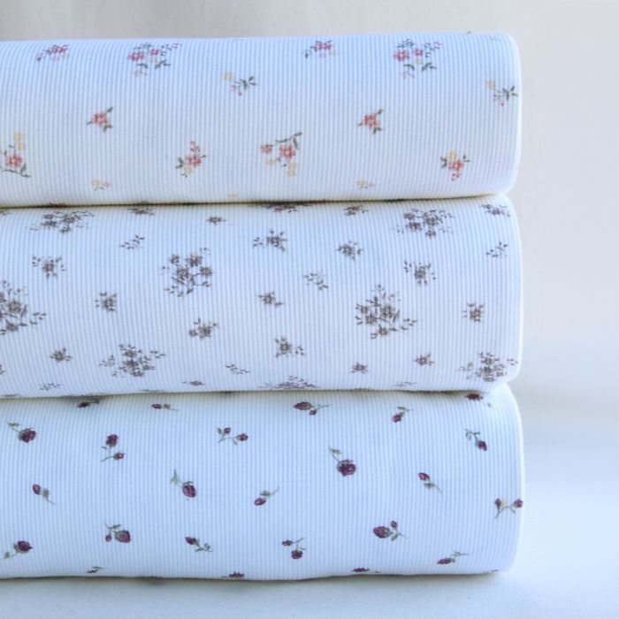 Jersey coton côtes fines à motif fleuri bois de rose fond blanc lait
