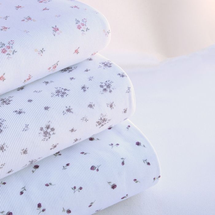 Jersey coton côtes fines à motif fleuri bois de rose fond blanc lait