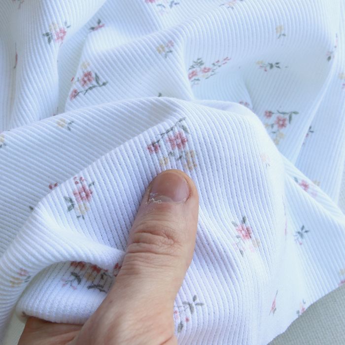 Jersey coton côtes fines à motif fleuri corail rose fond blanc lait