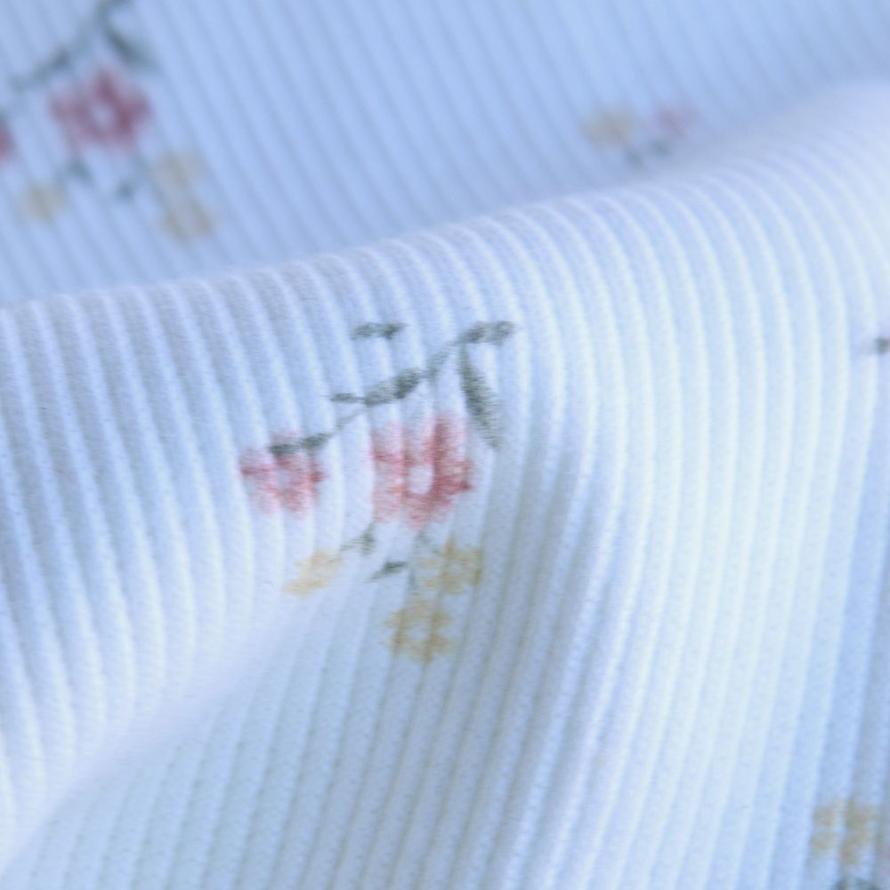 Jersey coton côtes fines à motif fleuri corail rose fond blanc lait