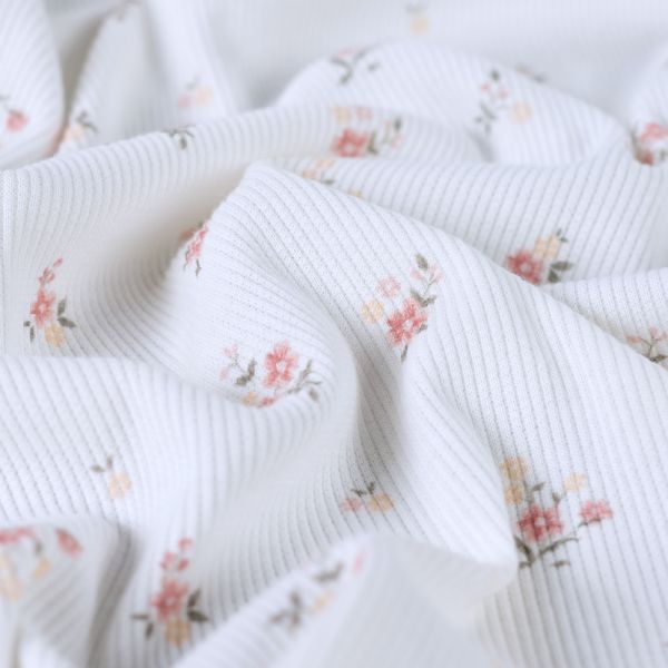 Jersey coton côtes fines à motif fleuri corail rose fond blanc lait
