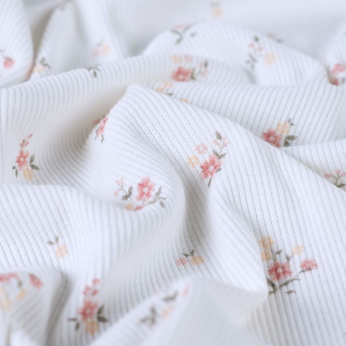 Jersey coton côtes fines à motif fleuri corail rose fond blanc lait