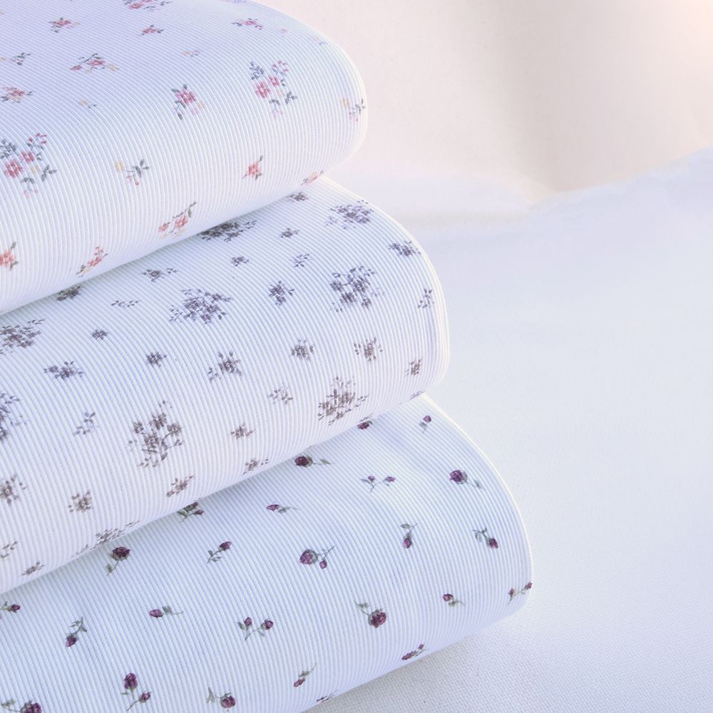 Jersey coton côtes fines à motif fleuri corail rose fond blanc lait