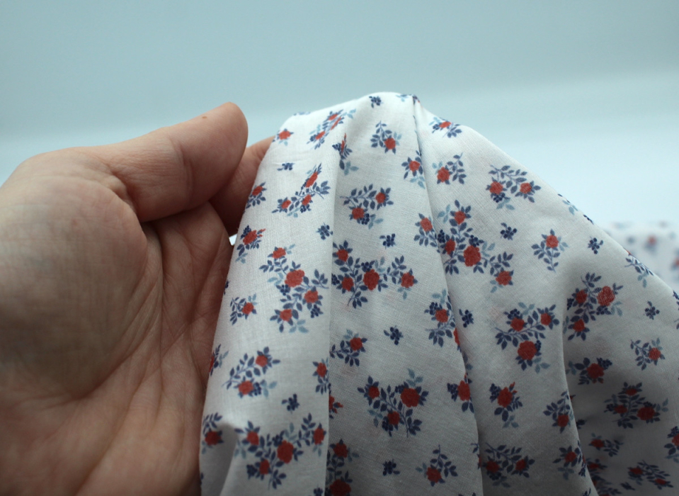 Batiste de coton imprimé fleuri bleu / rouge