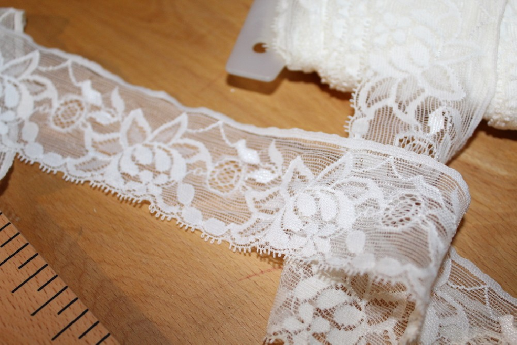 Dentelle Made in France Vintage à volants élastiquée coloris BLANC