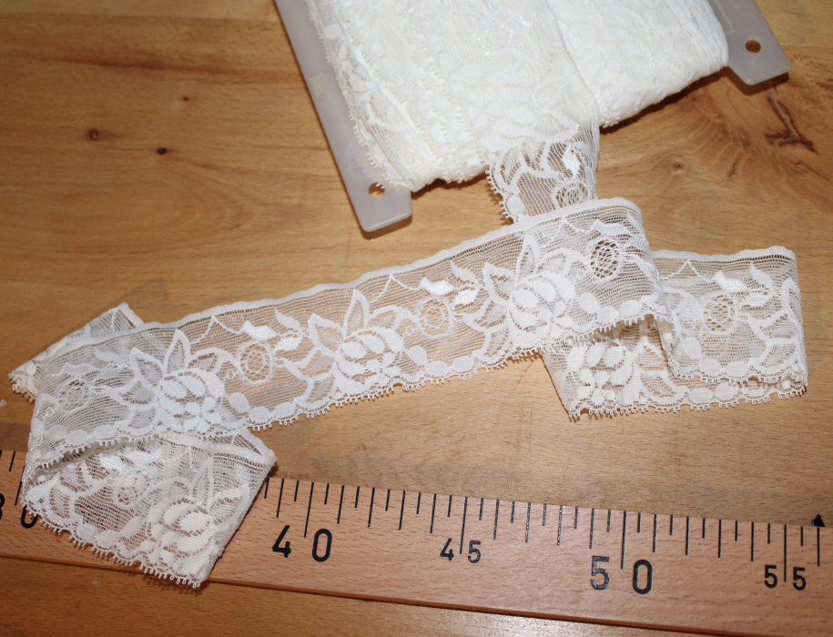 Dentelle Made in France Vintage à volants élastiquée coloris BLANC