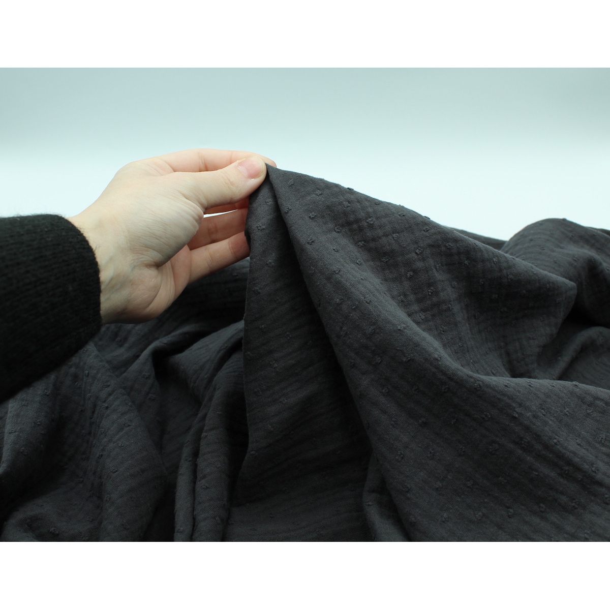 Double gaze de coton BIO plumetis faux noir anthracite Double gaze de coton BIO plumetis faux noir anthracite