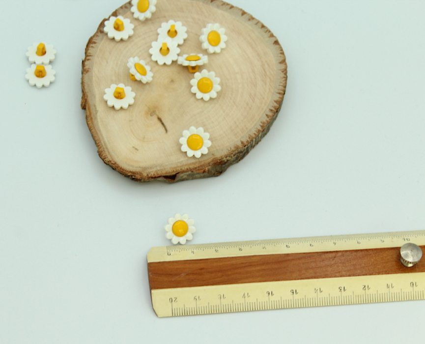 Bouton à queue forme marguerite 15mm