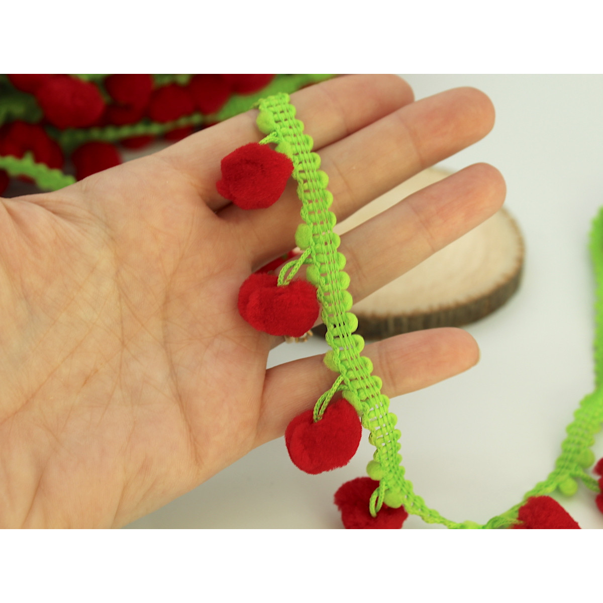 Galon pompons multicolores 35mm x 1m Galon pompons multicolores 35mm x 1m
