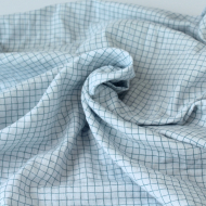 Double gaze de coton bleu poudré à petits carreaux