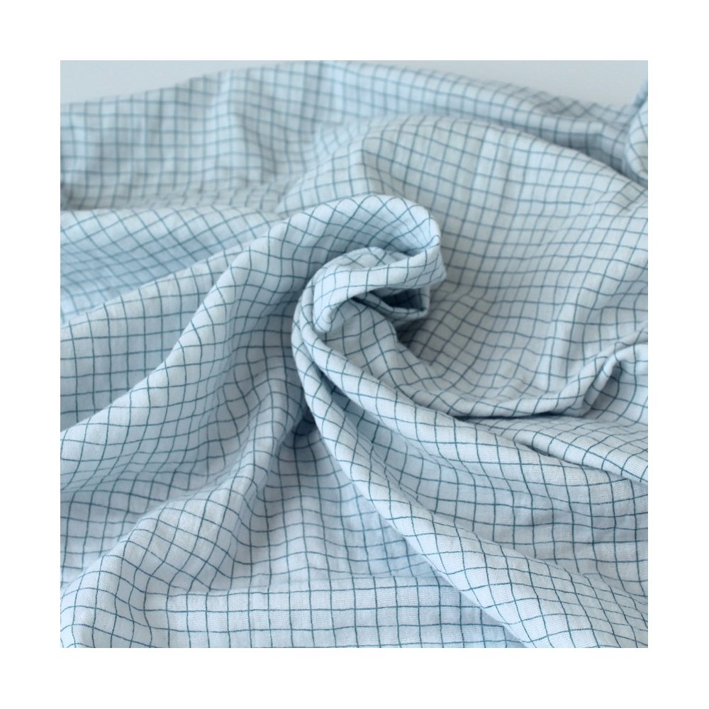 Double gaze de coton bleu poudré à petits carreaux