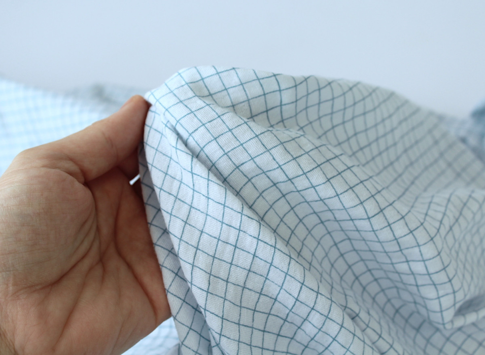 Double gaze de coton bleu poudré à petits carreaux