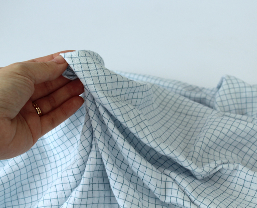 Double gaze de coton bleu poudré à petits carreaux