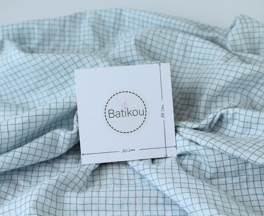 Double gaze de coton bleu poudré à petits carreaux