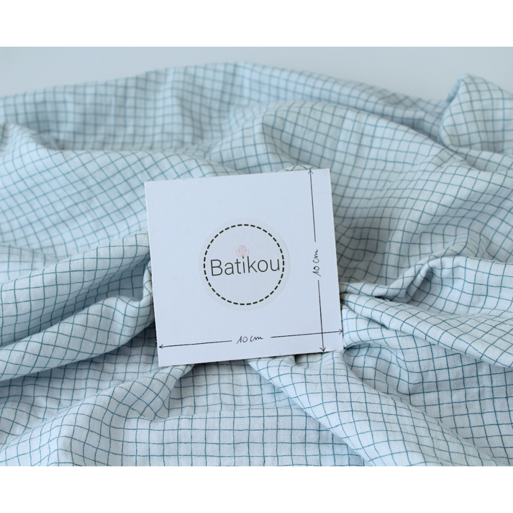 Double gaze de coton bleu poudré à petits carreaux