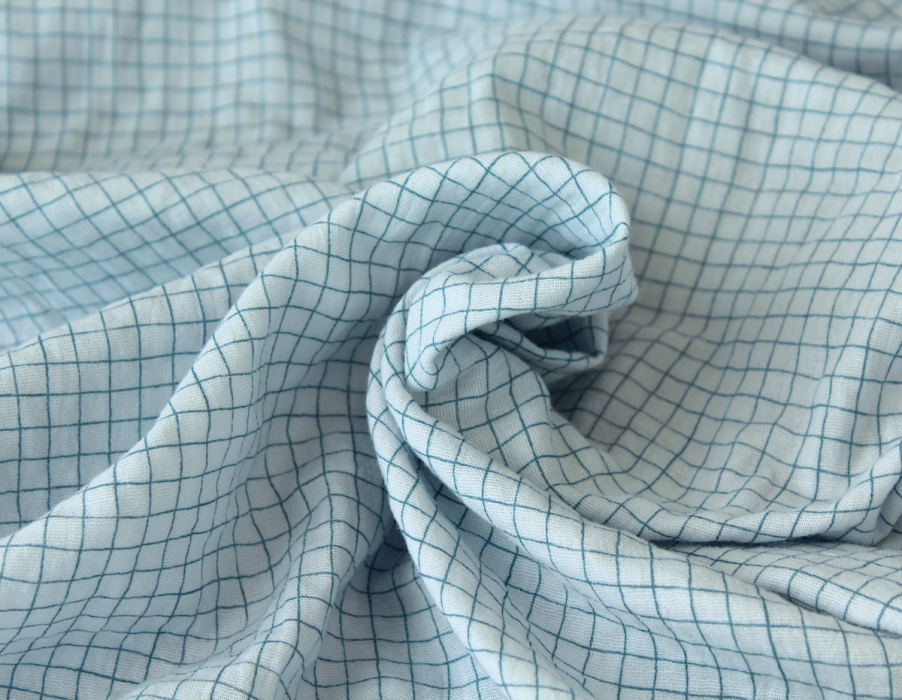 Double gaze de coton bleu poudré à petits carreaux