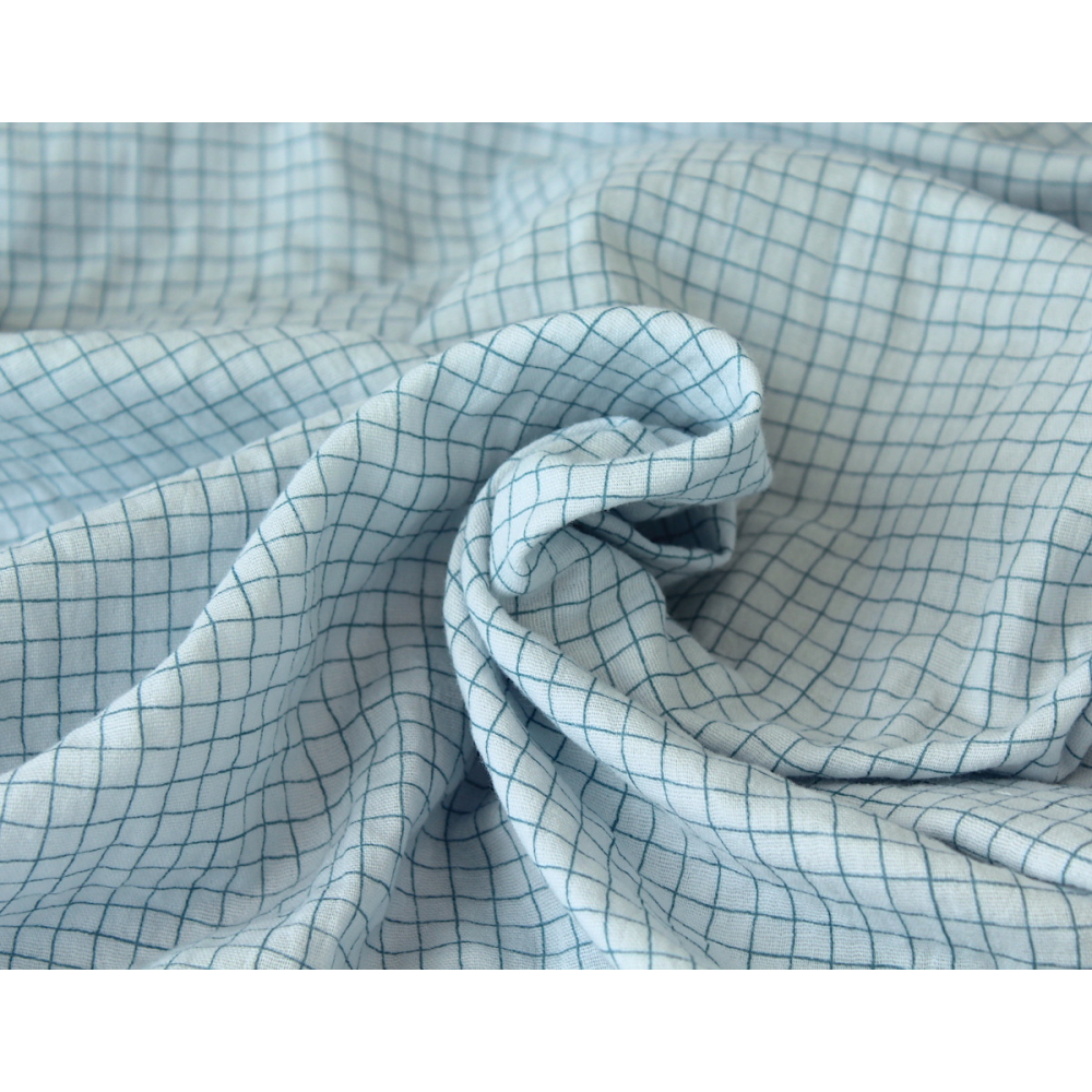 Double gaze de coton bleu poudré à petits carreaux