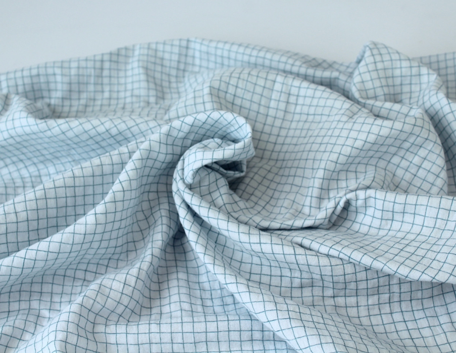 Double gaze de coton bleu poudré à petits carreaux