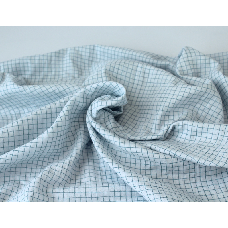 Double gaze de coton bleu poudré à petits carreaux