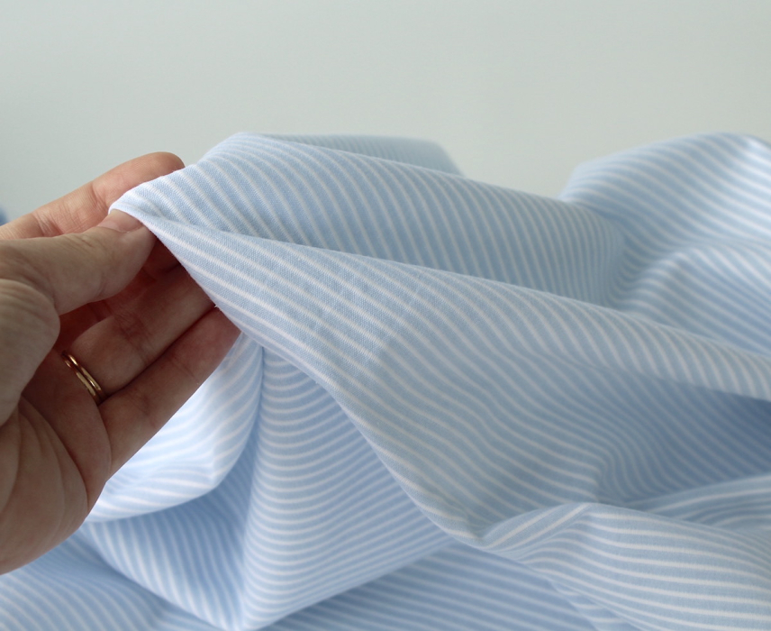 Coton bio gaufré à rayures bleu ciel / blanc