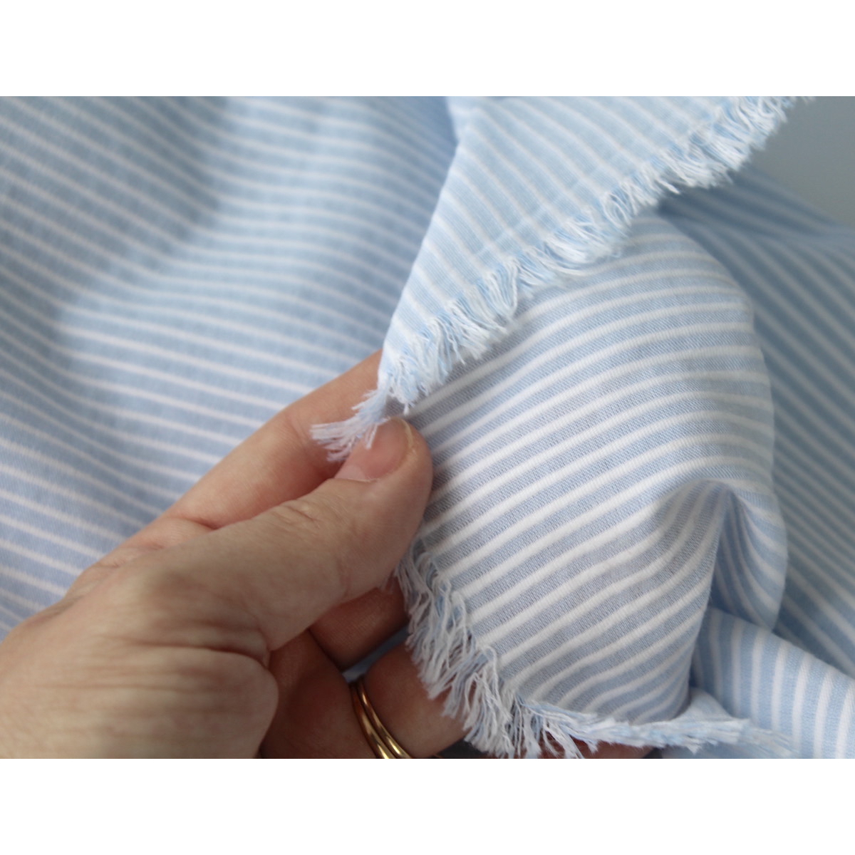 Coton bio gaufré à rayures bleu ciel / blanc