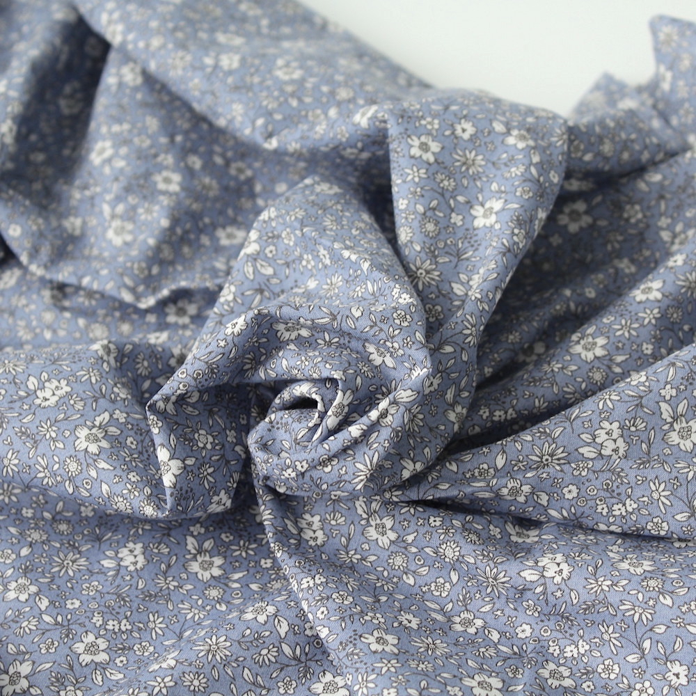 Carmen - Batiste de coton bio SILKYNE à imprimé fleuri fond bleu vénitien