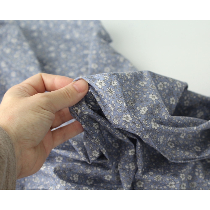 Carmen - Batiste de coton bio SILKYNE à imprimé fleuri fond bleu vénitien