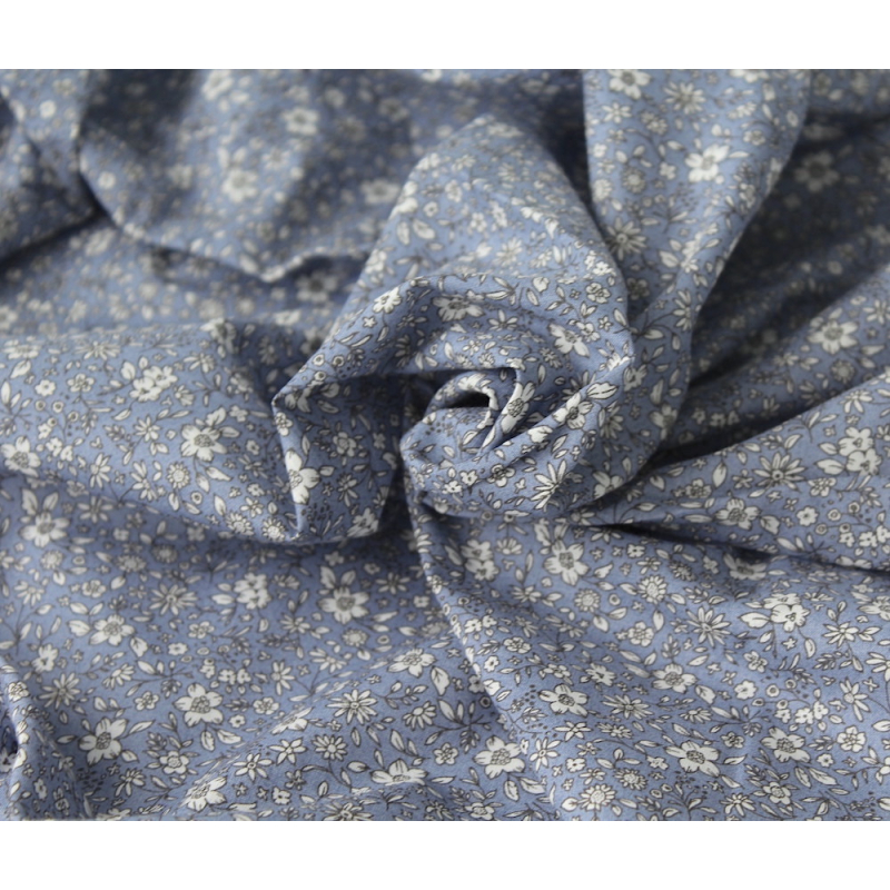 Carmen - Batiste de coton bio SILKYNE à imprimé fleuri fond bleu vénitien